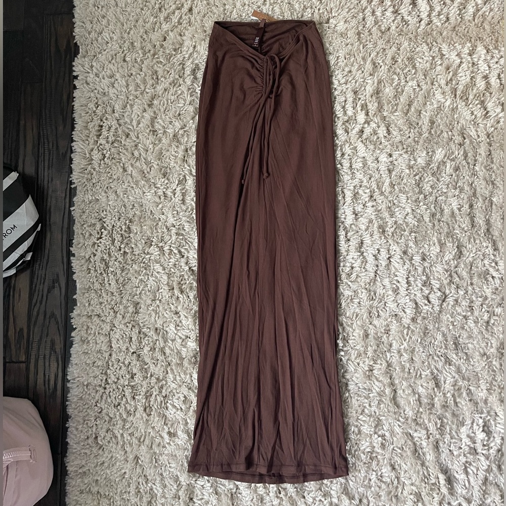 Skims cocoa ruched ribbed maxi skirt